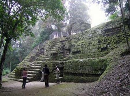 Một ngôi đền ở khu đô thị huyền bí Tikal của người Maya thuộc Guatemala, tâm điểm của buổi lễ đón chào kỷ nguyên mới vào rạng sáng 21/12/2012