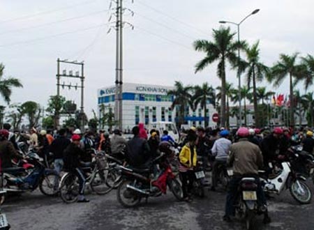 Hàng trăm người đứng chờ đợi trước cổng khu công nghiệp để ngóng tin người thân.