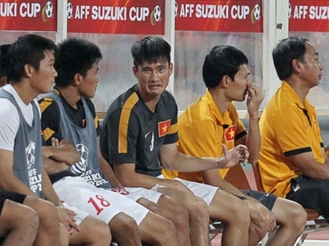 Công Vinh ngồi dự bị trong trận Việt Nam gặp Thái Lan ở AFF Cup 2012. Ảnh: Kim Ngọc