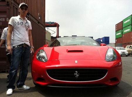 Chồng sắp cưới của Ngọc Thạch bên siêu xe hiệu Ferrari từng gây xôn xao khi được nhập về Hà Nội.