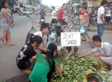 Công nhân dè sẻn trong từng bữa ăn do tình hình doanh nghiệp khó khăn, thưởng tết không cao.