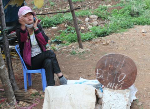 Bán thớt ven quốc lộ 6.