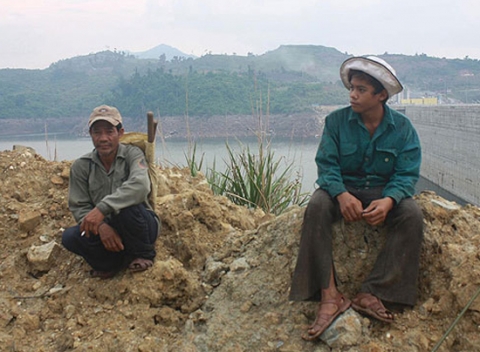 Người dân vùng hạ lưu thủy điện Sông Tranh 2 lo lắng về sự an toàn của đập thủy điện trong mùa bão lũ này. (Ảnh: THÚY PHƯƠNG)