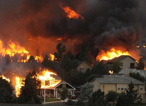 Cháy rừng lan rộng đến khu vực dân cư khiến nhiều nhà bị thiêu rụi