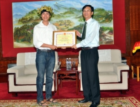 Đồng chí Nguyễn Văn Đọc, Chủ tịch UBND tỉnh trao bằng khen và phần thưởng cho Đặng Thái Hoàng (Ảnh: Báo Quảng Ninh)