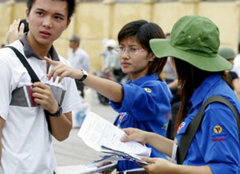 Sinh viên tình nguyện của các trường đại học giúp đỡ sĩ tử tìm được nhà trọ giá rẻ (Ảnh minh họa)