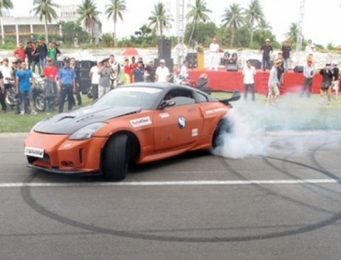 Chiếc Nissan 350z độ công suất đang trình diễn màn drift. (Ảnh: Bobi)