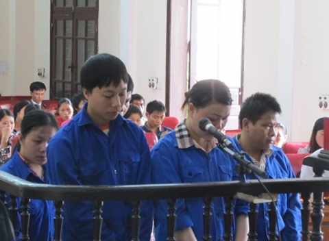 Lữ Thị Minh (giữa) và các bị cáo tại phiên tòa.