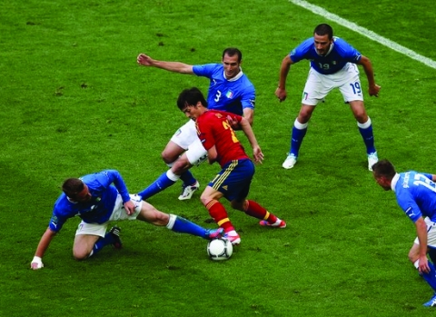 Silva giữa vòng vây của các hậu vệ Italia