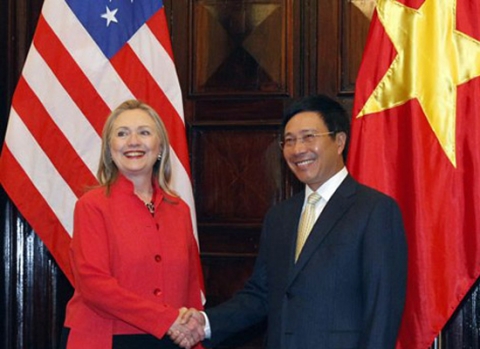 Ngoại trưởng Việt Nam Phạm Bình Minh (phải) chào mừng bà Hillary tới thăm Việt Nam 2 ngày tại Nhà khách chính phủ.