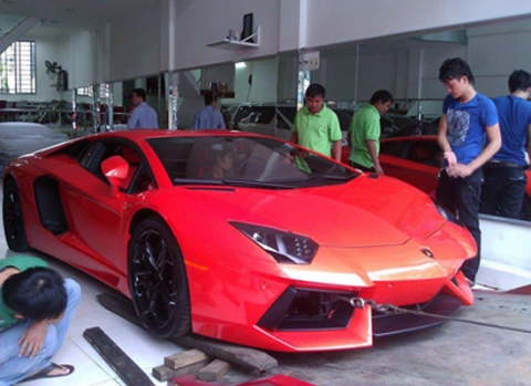 Chiếc Lamborghini Aventador LP700-4 màu đỏ cực hiếm có mặt tại Việt Nam