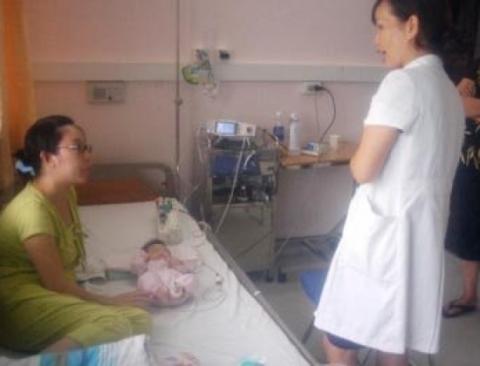 Bệnh nhân điều trị tại khoa điều trị tự nguyện A - BV Nhi TW (Ảnh: N.A)