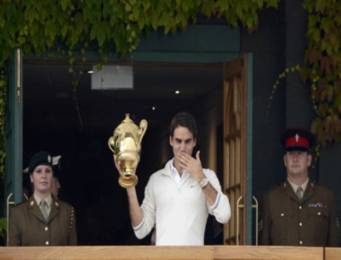 Federer chào vợ con và người hâm mộ sau khi đăng quang Wimbledon 2012