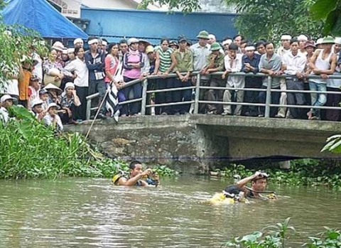 CQĐT mò tìm con dao hung thủ gây án