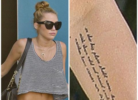 Miley Cyrus gây chú ý với hình xăm liên quan đến chính trị.