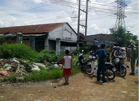 Căn nhà kho bỏ hoang (trái) - nơi phát hiện xác nam thanh niên treo cổ. Ảnh: Phan Cường