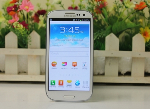 Thiết kế mặt trước tương tự Galaxy S III bản thường.