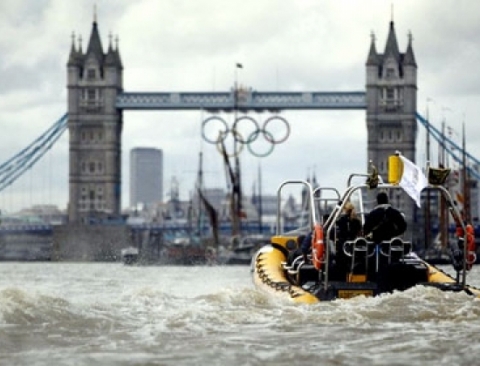 Tàu tuần tra trên sông Thames