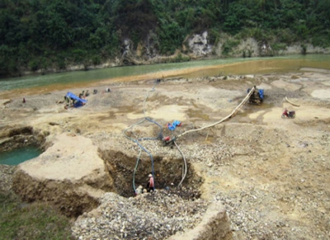 Tình trạng khai thác vàng trái phép trên các dòng sông của miền Tây Xứ Nghệ vẫn diễn ra ồ ạt, để lại những hố sâu không chỉ làm thay đổi dòng chảy mà còn gây nguy hiểm cho người dân và đặc biệt là trẻ em.