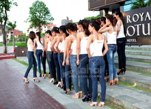 Các thí sinh đã bước vào ngôi nhà chung sau khi trải qua vòng casting của Vietnam's Next Top Model 2012.