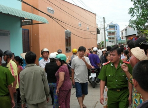 Rất đông người dân vây quanh hiện trường vụ tự tử (Ảnh minh họa)