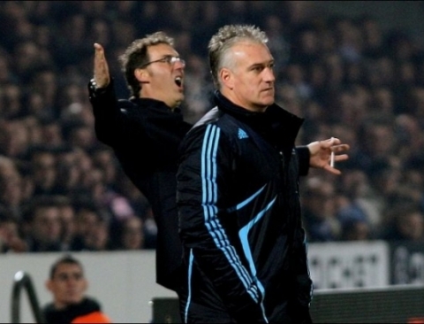 Ông Didier Deschamps (đứng trước) sẽ thay ông Blanc (đứng sau) dẫn dắt tuyển Pháp? (Ảnh Getty)