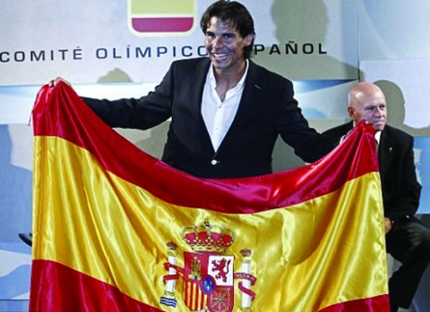 Rafael Nadal từng cầm cờ đoàn Tây Ban Nha ở Olympic Bắc Kinh 2008