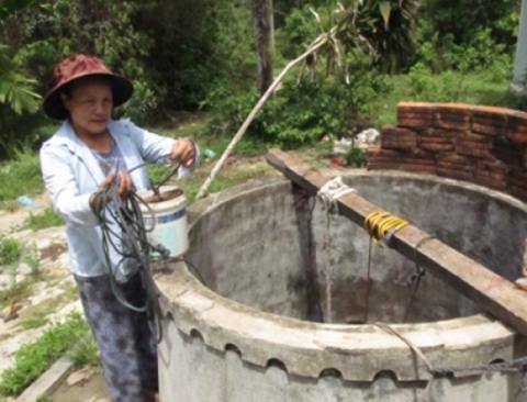 Nguồn nước giếng của gia đình bà Thái Thị Quá bị ô nhiễm nặng.