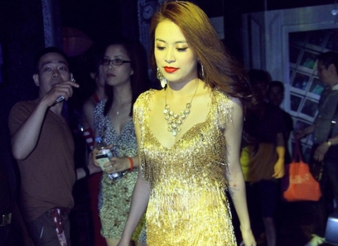 Hoàng Thùy Linh mặc sexy trong quán bar.