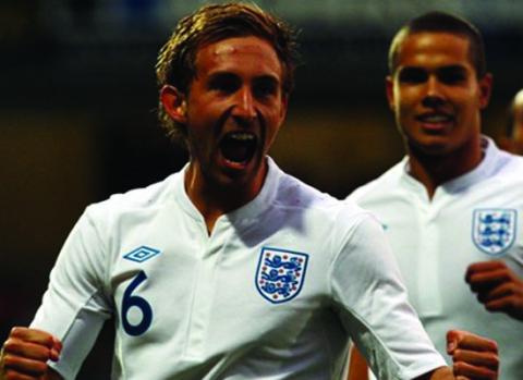 Craig Dawson (6) trong màu áo Tuyển Anh