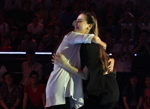 Thái Trinh ôm Hà Hồ khi cô quyết định về đội của nữ ca sỹ này trong đêm trình diễn Giọng hát Việt - tập 3