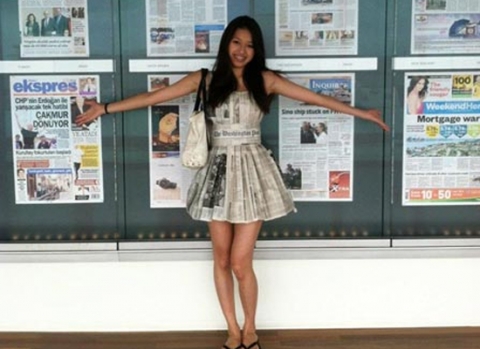 Cô gái gốc Việt cho biết đã phải mất hai tuần lễ khó nhọc mới may xong chiếc váy bằng giấy báo này.