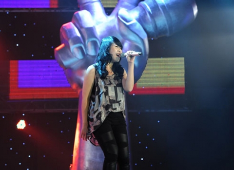 Mai Khánh Linh tại cuộc thi Giọng hát Việt 2012.