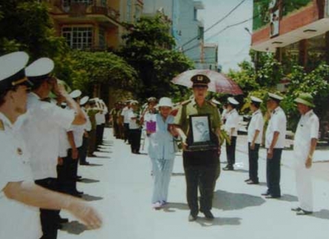 Bà Đào Thị Minh trong lễ tiễn đưa hài cốt liệt sỹ về nghĩa trang.