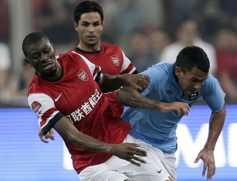 Pha tranh chấp giữa Tevez và Diaby