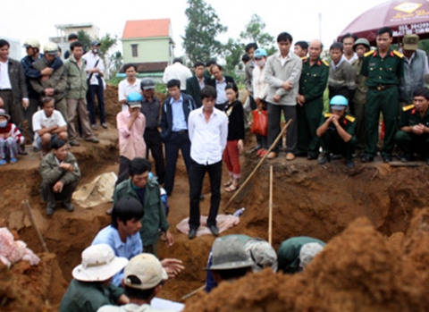 Ngay sau khi phát hiện hố chôn tập thể, công tác khai quật đã được tiến hành khẩn trương (Ảnh minh họa)