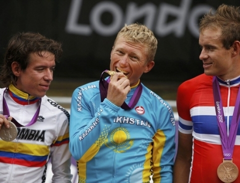 Alexander Vinokourov (giữa) trên bục nhận huy chương.