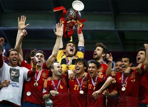 Tây Ban Nha trở thành đội bóng đầu tiên bảo vệ thành công chức vô địch Euro