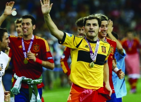 Thủ quân Iker Casillas cùng các đồng đội ăn mừng chức vô địch Euro 2012