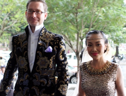 Cô dâu Đoan Trang hạnh phúc sánh đôi bên cạnh chú rể Johan.