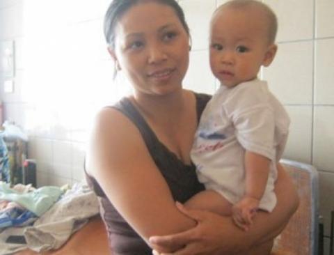 Hiện tại, bé trai Nguyễn Chí Khánh (1 tuổi, trú tại huyện Phúc Thọ) đang được điều trị tại bệnh viện vì bị nhiễm chì, nghi do sử dụng thuốc cam