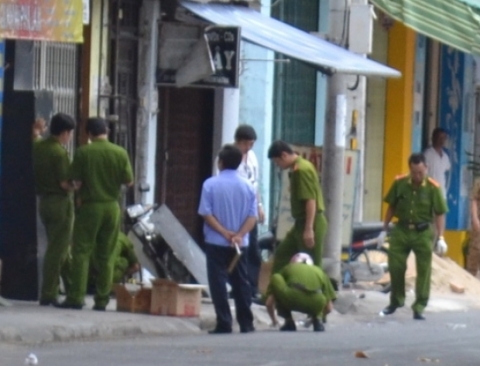 Công an đang khám nghiệm hiện trường vụ nổ tại nhà số 54 đường Phan Chu Trinh, P.Vạn Thạnh, TP Nha Trang. (Ảnh: Duy Thanh)