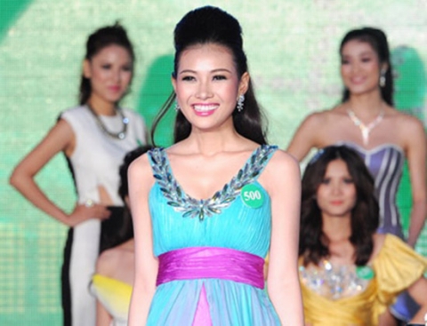 Thí sinh Nguyễn Thị Bích Khanh lên ngôi vị cao nhất của Miss Ngôi sao 2012 diễn ra đêm qua.