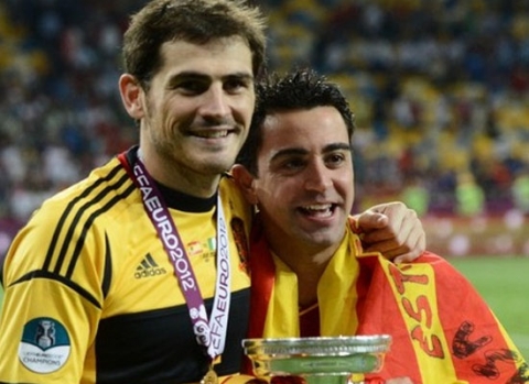 Casillas và Xavi trong ngày đăng quang Euro 2012.