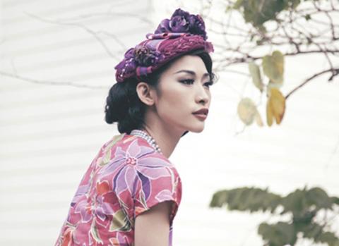 Chân dài khoe nét đẹp quý phái với váy kiểu dáng cổ điển.