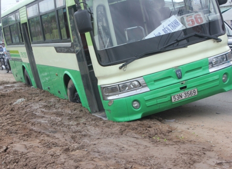 Xe buýt “sập bẫy” công trình trên đường Đặng Văn Bi chiều ngày 5/7.