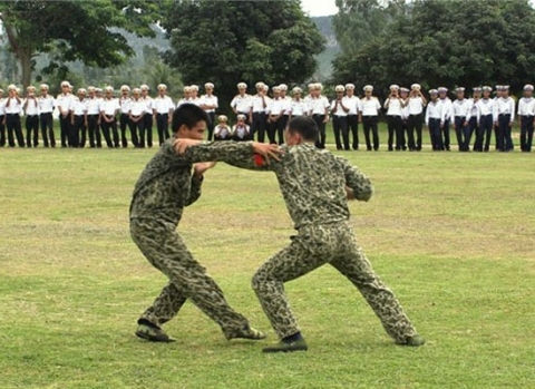 Vào trận đấu đối kháng tay đôi