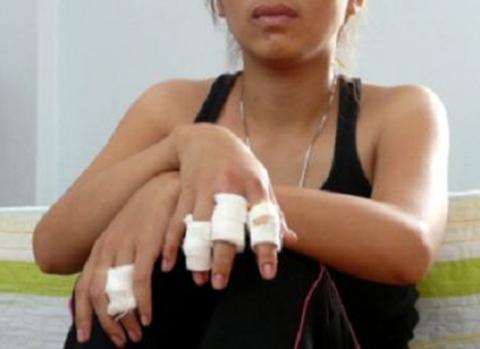 Chị Chi vẫn còn hoảng sợ, ngồi co rúm trong phòng tại nhà mẹ đẻ.