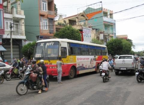 Sau khi gây tai nạn, tài xế xe buýt đã đóng cửa giam lỏng hành khách và rời khỏi hiện trường