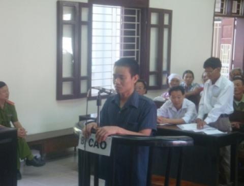 Bị cáo Trịnh Đình Khoát cúi gầm mặt khi nghe HĐXX nhận tội